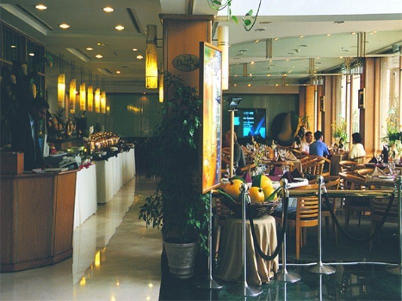 Hotel Crown Plaza Islamabad Exterior foto