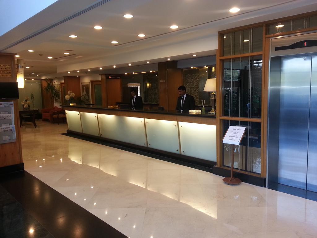 Hotel Crown Plaza Islamabad Exterior foto
